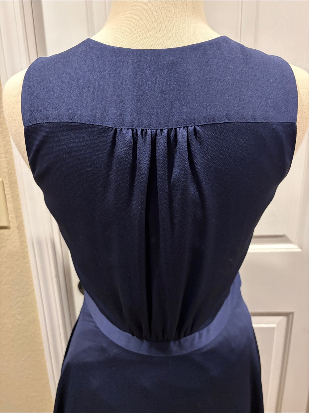 Banana Republic Dark Navy V-Neck Sleeveless Fit-and-Flare Dress size 6 like new - Picture 10 of 10